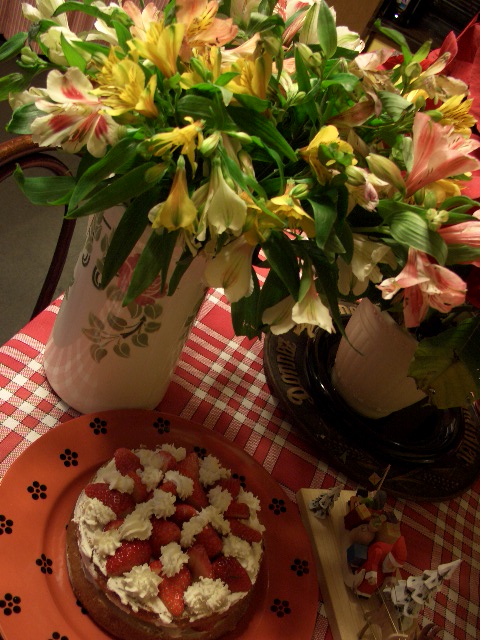 引退したスタイリストの隠居ブログ 05 1 14 金曜日 写真のテスト Filed Under 料理 花 Patra 0 52 53 A6281ec7 Jpg ずっとできなかった写真をテストしてみます クリスマスに友達から贈られたお花と母に作った苺のショートケーキ さてどうかな