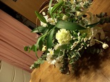 木のテーブルにフミちゃんの花