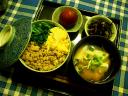 ホウレン草，炒り卵、鶏ソボロの３色丼